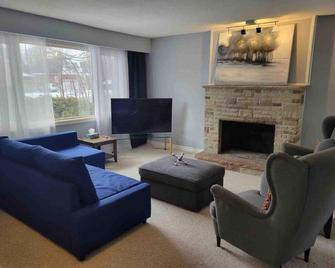Charming Bungalow 25 mins from Toronto Airport - Caledon - Living room