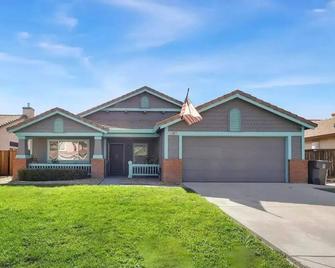 Enchanting 4BR with Rose Garden - Stockton - Edificio