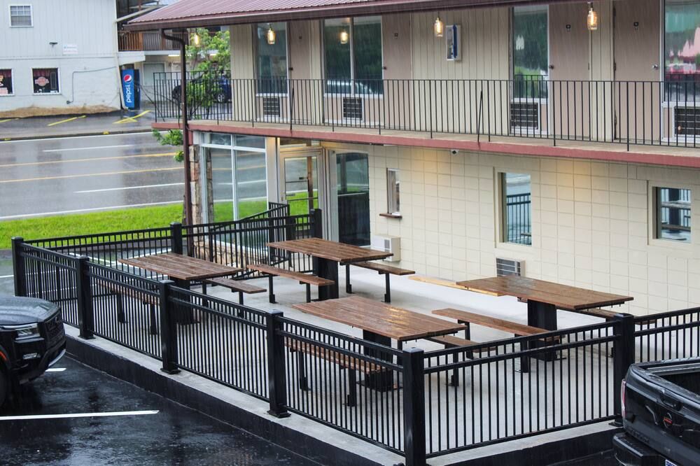 Sleepy Bear Motel - גאטלינברג - מרפסת