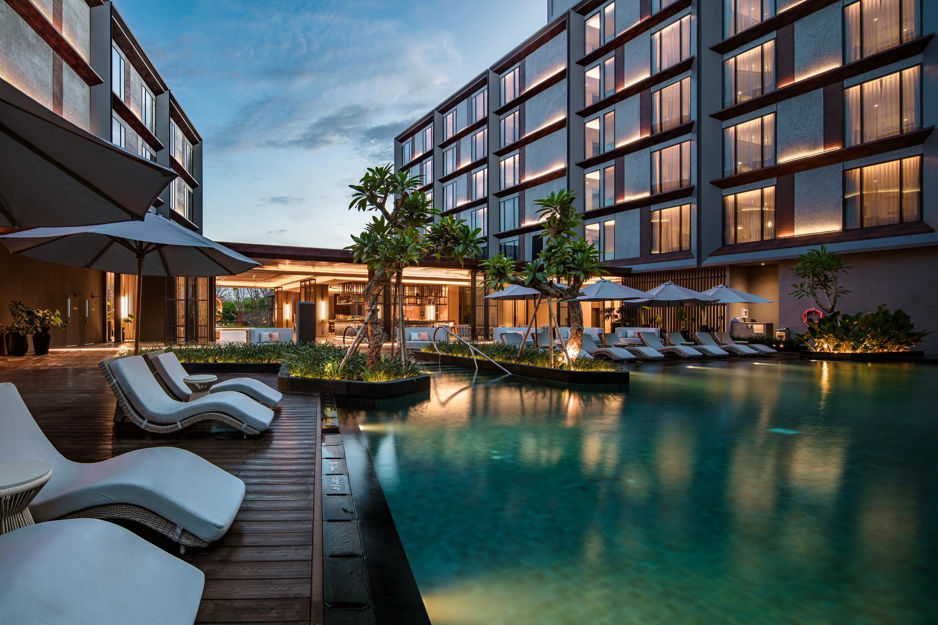 Crowne Plaza Labuan Bajo By IHG - Labuan Bajo - Piscina