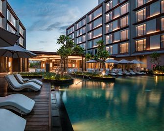 Crowne Plaza Labuan Bajo By IHG - Labuan Bajo - Zwembad