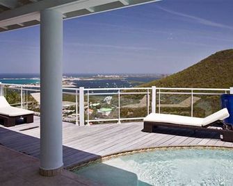 Villa Horizon by Fantasia Viillas - Cole Bay - شرفة