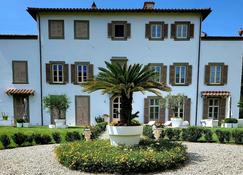 La Villa Apartments - Convenient For Sardinia And Corsica - 5 Beds -Private Parking Included With Camera - Livorno - Building