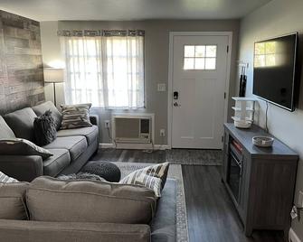 Newly Remodeled -Close to Everything in Fort Myers & only 12 miles to the Beach - Fort Myers - Sala de estar