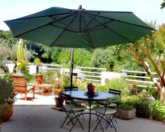 Bed and breakfast at the water's'edge - Gensac - Patio