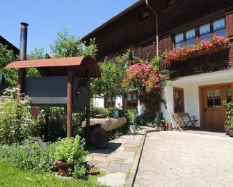 Appartements Karin Mitten im Grünen - Schoppernau - Außenansicht