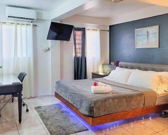 Genesis King Suite Apt 4 located in peaceful valley AC, Wi-Fi - Cassada Gardens - Schlafzimmer