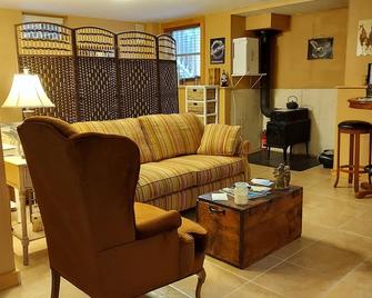 Lower Walk Out Level, 1 Bedroom And Studio Queen Apartment In Country Cabin - Meredith - Living room