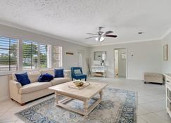 Chic Private Pool Home Minutes to Bonita Beaches - Bonita Springs - Living room