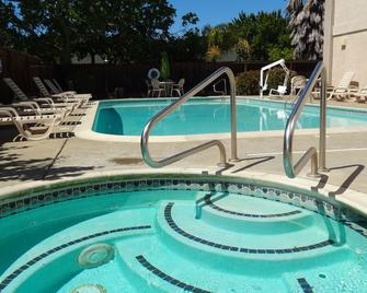 Cloverdale Wine Country Inn & Suites - Cloverdale - Pool