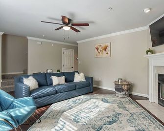 Save BiG at Warrior Landing! - Alabaster - Sala de estar
