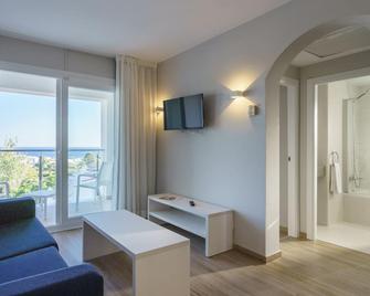 Sur Menorca Hotel Suites and Waterpark - Sant Lluis - Obývací pokoj