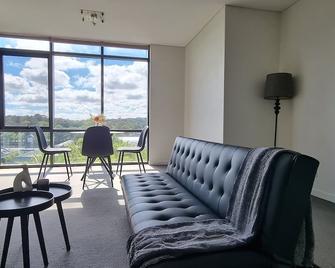 Modern Apt-Pool, Gym & Water Views - Belconnen - Living room