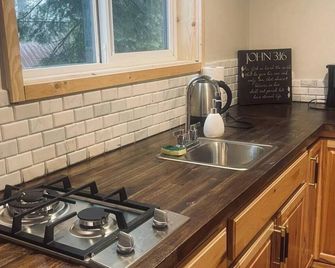 A peaceful escape, a Mini cabin near Sierra ski resort in Lake Tahoe - Twin Bridges - Kitchen