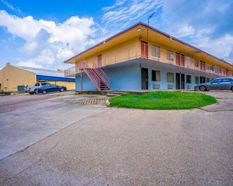 Economy Inn By OYO Livingston Tx Hwy 59 - Livingston - Edificio