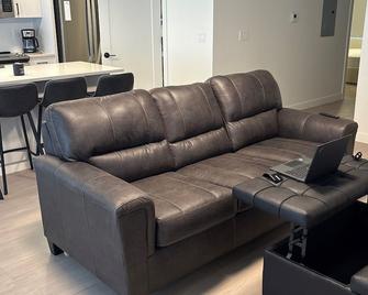 New 2-bedroom condo in a perfect location on the Kansas State University campus. - Manhattan - Living room