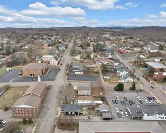 Tiny Home Near Downtown Lenoir City - Lenoir City - Outdoors view