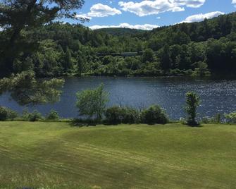 Quiet, beautiful waterfront property on Connecticut river with mountain views!!! - Monroe - Outdoors view
