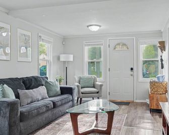 Clean Freshly Remodeled 4 Bedroom House - Libertyville - Wohnzimmer