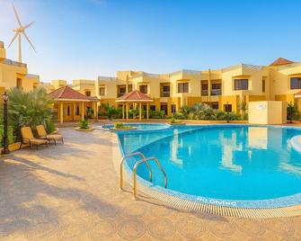 The Sky Imperial Bapus Resort - Dwārka - Piscina