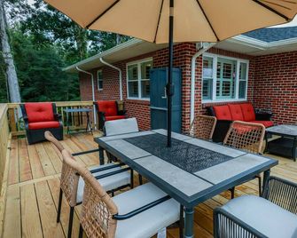 The Vibe: 3BR- Wedding-Ready Retreat with King Comfort & Fire Pit on 10 acres - Providence Forge - Patio