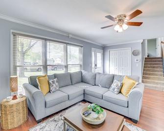 Kentucky Vacation Rental Escape w/ Deck - Oak Grove - Living room