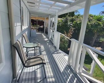 Family home-secure yard-beautiful landscaped - 칼림나 - 발코니