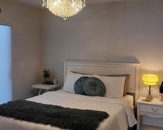Escape to Ohop Oasis, a lakeside Retreat nestled in the foothills of Mt. Rainier - Eatonville - Bedroom