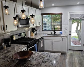 Lemontree House: Chic Davis 3br Gem Near Uc Davis - Davis - Kitchen