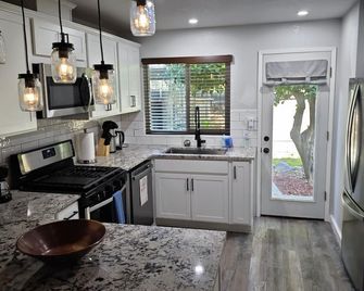 Lemontree House: Chic Davis 3br Gem Near Uc Davis - Davis - Kitchen