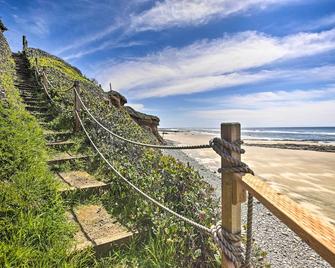 Chic Beachfront Abode with Balcony and Beach Access! - Yachats - Living room