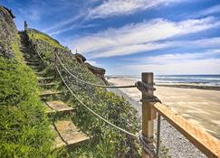 Chic Beachfront Abode with Balcony and Beach Access! - Yachats - Stue