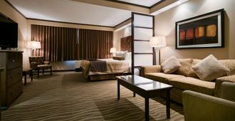 Best Western Premier Denham Inn & Suites - Leduc - Bedroom