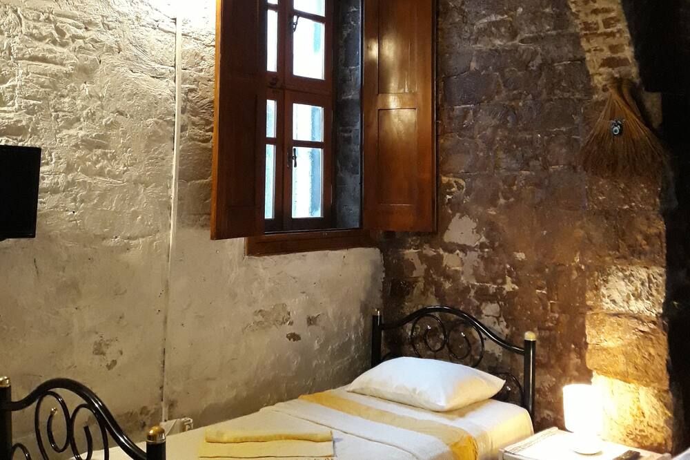 أيفادا كاري آن انسيون - ايفاليك - غرفة نوم