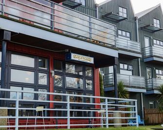 Catch of the Day- Waterfront Bachelor Condo - Tofino - Gebouw