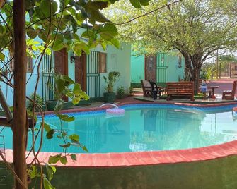 Bush Adventure Guest House - Kasane - Zwembad