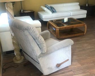 One Bedroom Nice 1 And 1/2 Bath With Large Screen Porch - Wesley Chapel - Living room