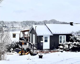 Spacious modern waterfront cottage with private beachfront - Saint-André-Avellin - Building