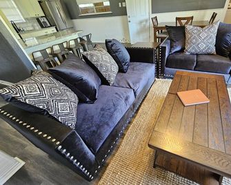 Private home with GAME ROOM on over half an acre of land! - Greenville - Obývací pokoj