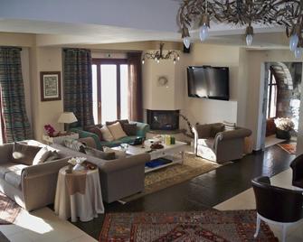 Porto Mani Suites - Kiparissos - Wohnzimmer
