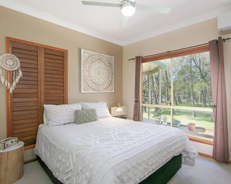 Beautiful quiet location in YAMBA with water views. - Yamba - Bedroom