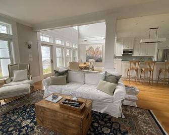 Elegant Kennebunkport seaside . Beautifully landscaped, steps to secluded beach - Kennebunkport - Living room