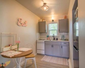 Vintage Idahoan - Twin Falls - Kitchen