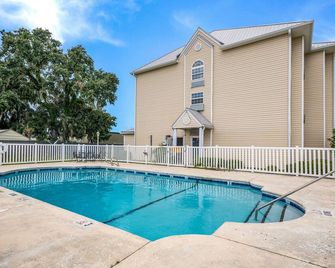 Americas Best Value Inn & Suites Brunswick - Brunswick - Pool
