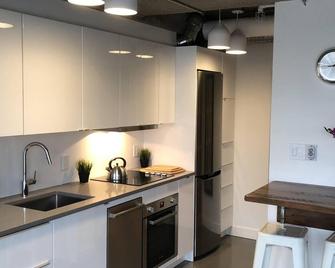 Luxury Downtown Vancouver Condo in Trendy Gastown, w/ Private South-facing Deck - Vancouver - Kitchen