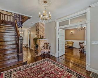 The Grand Castalian Inn Bed and Breakfast - Berkeley Springs - Stairs