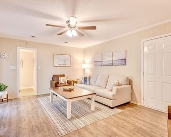 Spacious Retreat Near Lake Hartwell, Clemson & Greenville! - Anderson - Living room