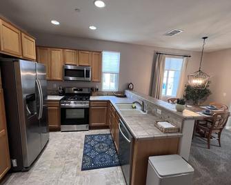 Folsom Escape is your personal getaway and retreat close to Folsom Lake. - Folsom - Cocina