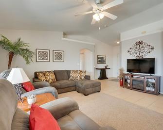 2 Mi to Lake and Dtwn Lake Havasu City Home! - Lake Havasu City - Living room