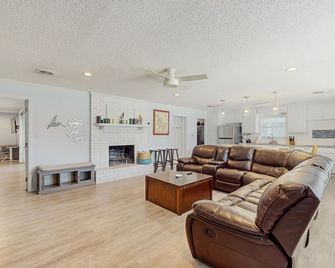 Bluebonnet Cove - Kingsland - Living room